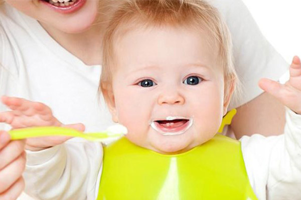 trẻ từ 8 tháng tuổi trở lên có thể ăn thêm sữa chua để bé được bổ sung đủ dinh dưỡng