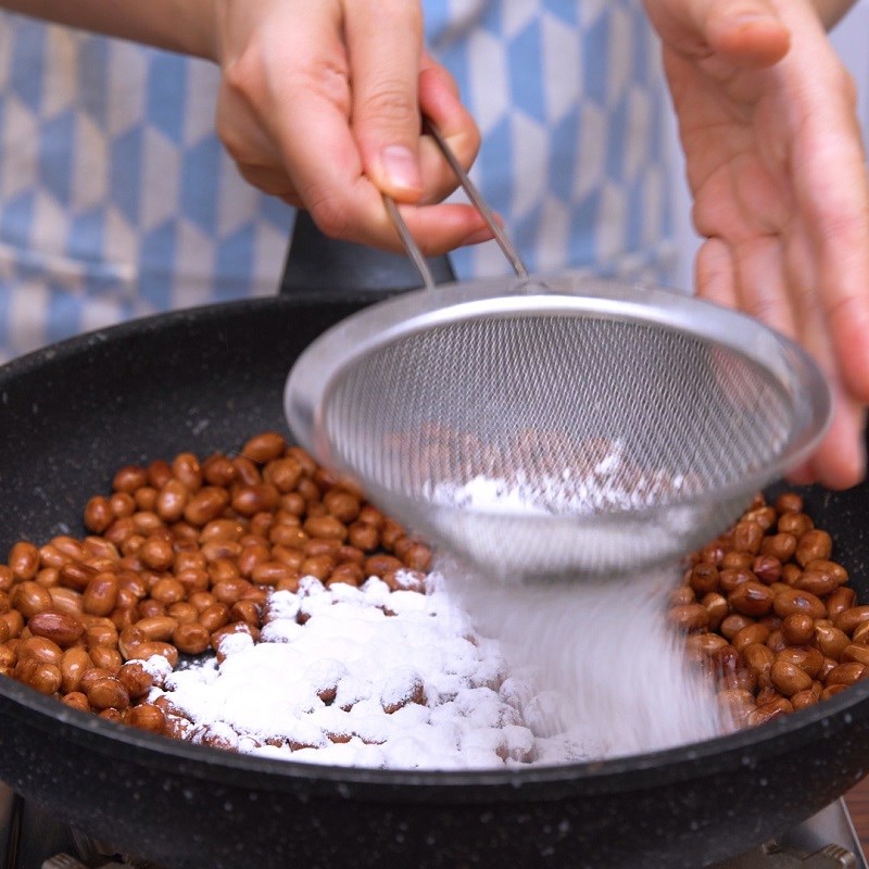 cách làm đậu phộng rang tỏi ớt - cho bột vào