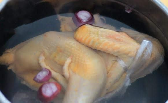 cách làm gà xé phay rau răm hành tây - luộc gà với củ hành khô