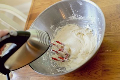 đánh kem làm bánh crepe sầu riêng